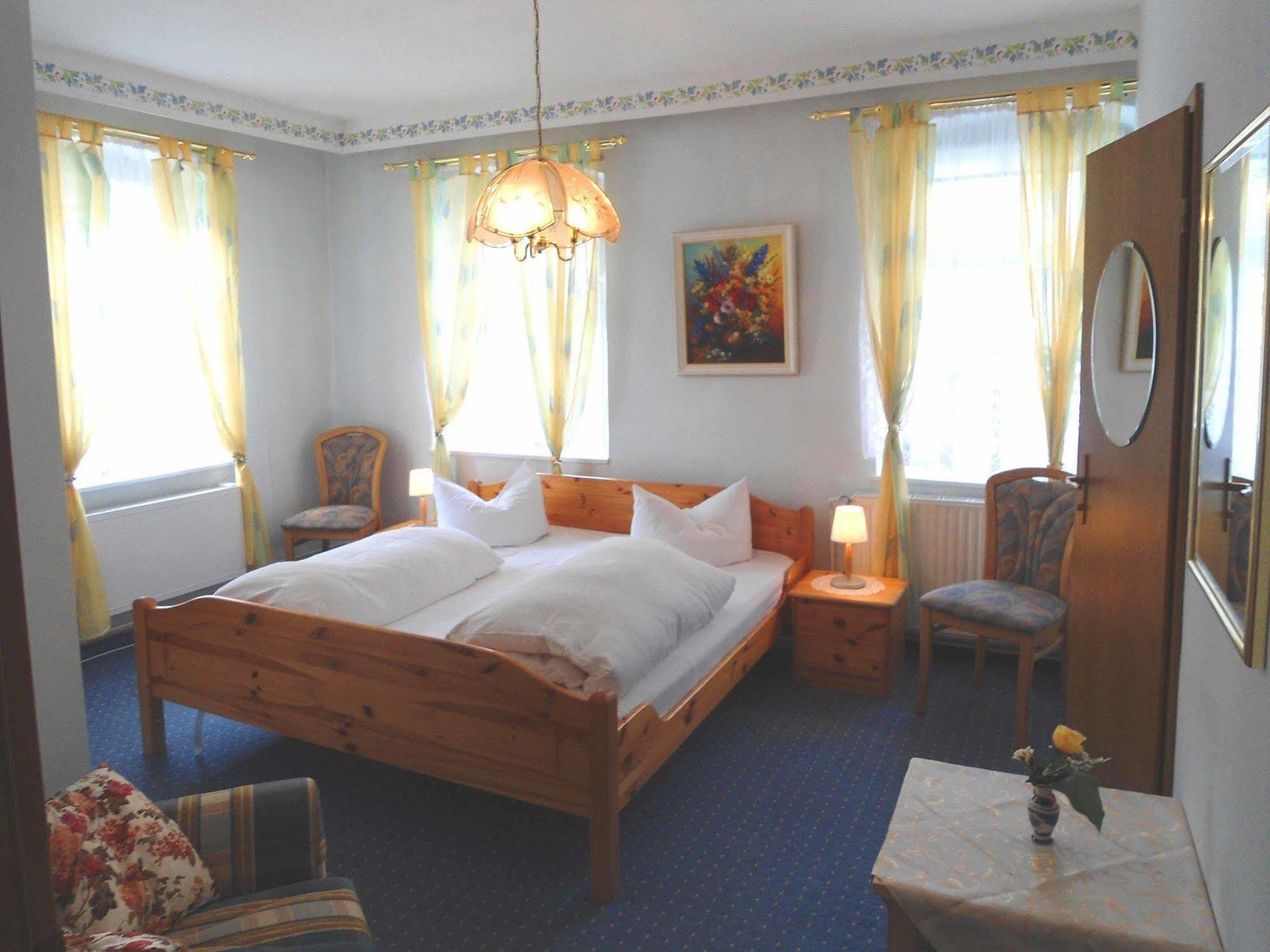 Hotel Krone Гьосвайнщайн Екстериор снимка